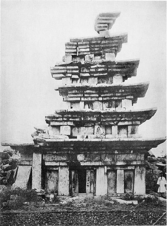 1910년 익산 미륵사지석탑의 동측면.  사진=문화재청 제공
