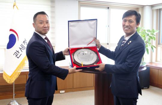 김영문 관세청장(오른쪽)이 하워드슈 DEA 한국지국장에게 감사패를 수여하고 있다. 사진=관세청 제공
