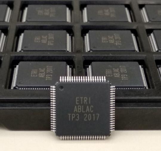 디지털/아날로그 하이브리드 뉴런 칩 모습. 패키징이 된 모습으로 실제 칩의 크기는 가로세로 5mm 수준이다. 사진=한국전자통신연구원 제공
