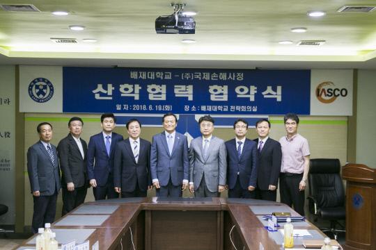 김영호(오른쪽 네번재) 배재대 총장이 지난 19일 ㈜국제손해사정과 함께 대학 전략회의실에서 산학연계 및 취업약정제 협약을 체결했다. 사진=배재대 제공
