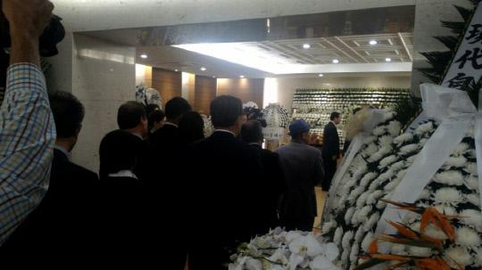 24일 서울아산병원 장례식장에 마련된 김종필 전 총리 빈소로 들어서는 조문객들이 줄을 잇고 있다. 사진=이용민 기자
