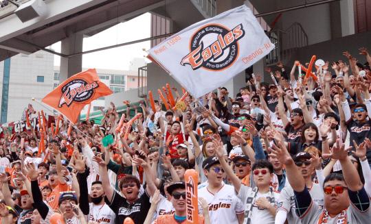 한화이글스 홈경기가 열리는 대전한화생명이글스파크에서 관중들이 경기를 응원하고 있다. 사진=한화이글스 제공
