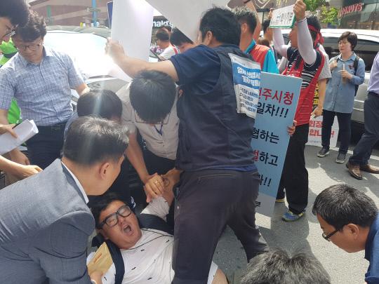 지역 노동계 한 관계자가 25일 갤러리아타임월드 인근 현장노동청에서 고용노동부와 경찰에 의해 진압을 당하고 있다.
사진=정재훈 기자
