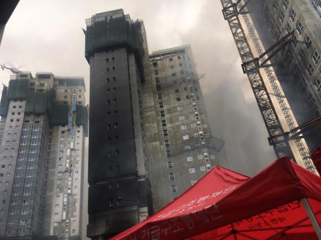 26일 오후 1시 30분 쯤 새롬동 신축 주상복합아파트 화재현장에서 불이 나 연기가 치솟고 있다. 사진=조수연 기자