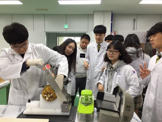 한국식품마이스터고 식품제조공정과 학생들이 원적외선 건조를 하기 위해 파인애플을 자르고 있다. 사진=한국식품마이스터고 제공
