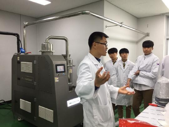 한국식품마이스터고 학생들이 초미분저온분쇄기를 이용한 나노 분쇄 교육을 받고 있다. 사진=한국식품마이스터고 제공
