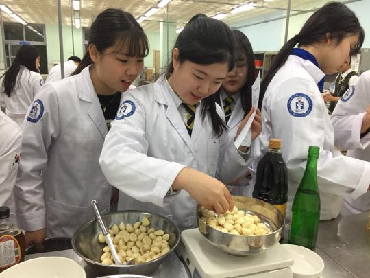 한국식품마이스터고 학생들이 식품가공기능사 실기를 준비하고 있다. 사진=한국식품마이스터고  제공

