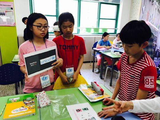 대전글꽃초는 학생들이 글로벌 이슈를 이해하고, 문제 해결을 위해 직접 실천하는 활동들을 진행하고 있다. 사진은 유니세프 대원 체험 모습.
사진=대전시교육청 제공
