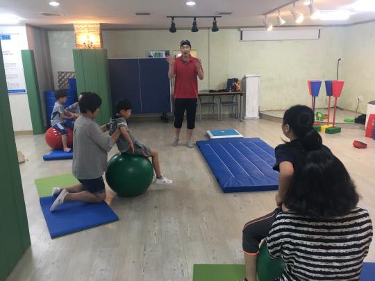 전국에서 5번째로 설립되는 대전별별생활센터에서 (사)한국자폐인사랑협회가 발달장애인들을 위한 맞춤식 생활교육을 하고 있다. 사진 = (사)한국자폐인사랑협회 제공  
