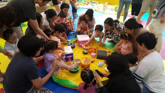 세종시 아름동 범지기마을 10단지 `북적북적` 마을학교에 참여한 ·유아와 학부모가 놀이 프로그램을 진행하고 간식시간을 갖고 있다. 사진=조수연 기자
