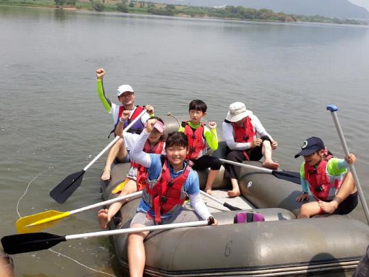 세종시 마을학교 금강탐험대에 참여한 학생들이 금강에서 레프팅을 하고 있다. 사진=세종시교육청 제공
