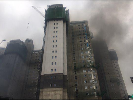 지난달 26일 세종시 새롬동 주상복합아파트 신축 공사현장에 불이 나 연기가 치솟고 있다. 사진=조수연 기자
