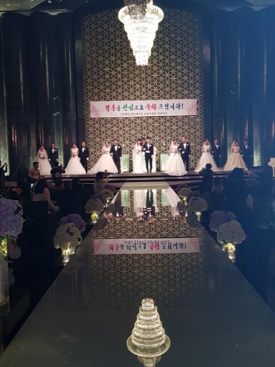 8일 대전 서구 VIP웨딩홀 6층에서 다문화 부부 7쌍이 합동결혼식을 열고 있다. 사진 = (사)대전시결혼예식업 운영자협회 제공 

