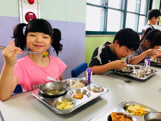 대창초 학생들이 학교에서 키운 채소로 점심을 억고 있다. 사진=보령교육지원청 제공
