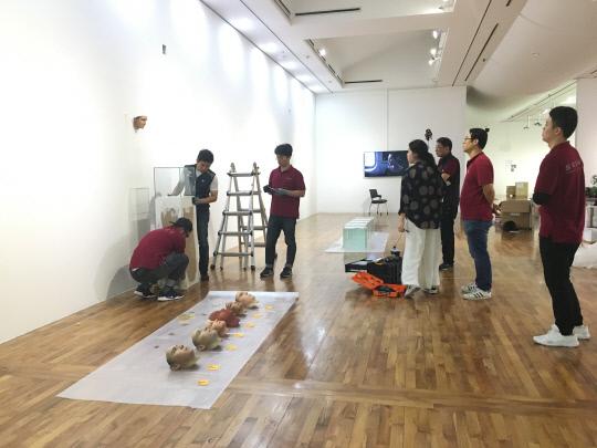지난 10일 대전시립미술관 2전시장에 스태프들이 헤더듀이-해그보그 작가의 작품을 설치 중이다. 사진=서지영 기자
