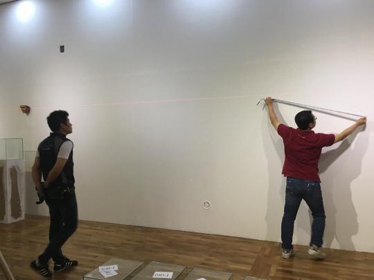 지난 10일 대전시립미술관 2전시장에 스태프들이 헤더듀이-해그보그 작가의 작품을 설치 중이다. 사진=서지영 기자
