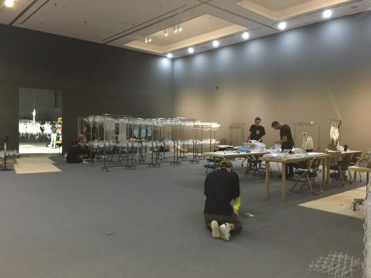 지난 10일 대전시립미술관 1전시장에 필립비즐리 건축그룹 스태프들이 작품을 설치 중이다. 사진=서지영 기자
