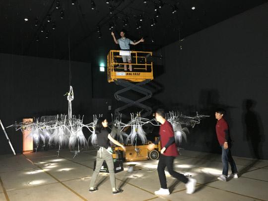 지난 10일 대전시립미술관 1전시장에 필립비즐리 건축그룹 스태프들이 작품을 설치 중이다. 사진=서지영 기자
