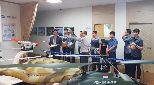 LX 대전충남지역본부 임직원들이 대전 유성구 유콘시스템을 방문해 국산 기술로 개발된 무인항공기를 살펴보고 있다.
사진=LX 대전충남지역본부 제공
