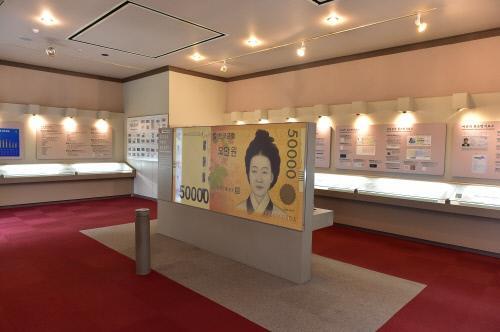 화폐박물관 전시실 내부에 5만원권 지폐의 도안이 확대 전시돼 있다.
사진=조폐공사 제공