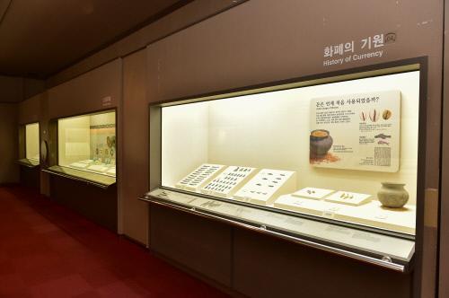 화폐박물관 전시실에 화폐관련 유물들이 전시돼 있다.
사진=조폐공사 제공