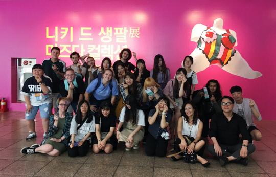 한밭대 창의디자인캠프에 참여한 각국 학생들이 지난 6일 서울 예술의전당 한가람미술관을 방문해 `니키 드 생팔展` 관람 후 기념촬영을 하고 있다.
사진=한밭대 제공

