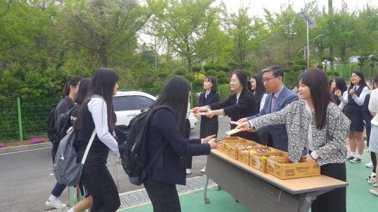 대천여상 교사들이 시험기간을 맞아 학생들에게 간식을 나눠주는 굿모닝 등교맞이 행사를 펴고 있다. 사진=대천여자상업고등학교 제공 
