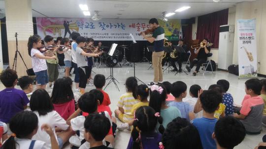 대전시교육청은 오는 10월까지 `학교로 찾아가는 예술무대`를 운영한다. 지난 7월 9일 삼성초에서 진행된 프로그램에서 학생들이 바이올린을 연주하고 있다.
사진=대전교육청 제공
