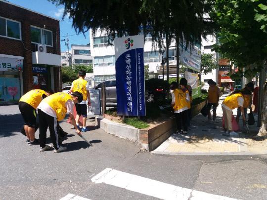하나님의교회 학생성도들이 대전중구지역 거리정화봉사활동을 전개하고 있다. 사진=하나님의교회 제공
