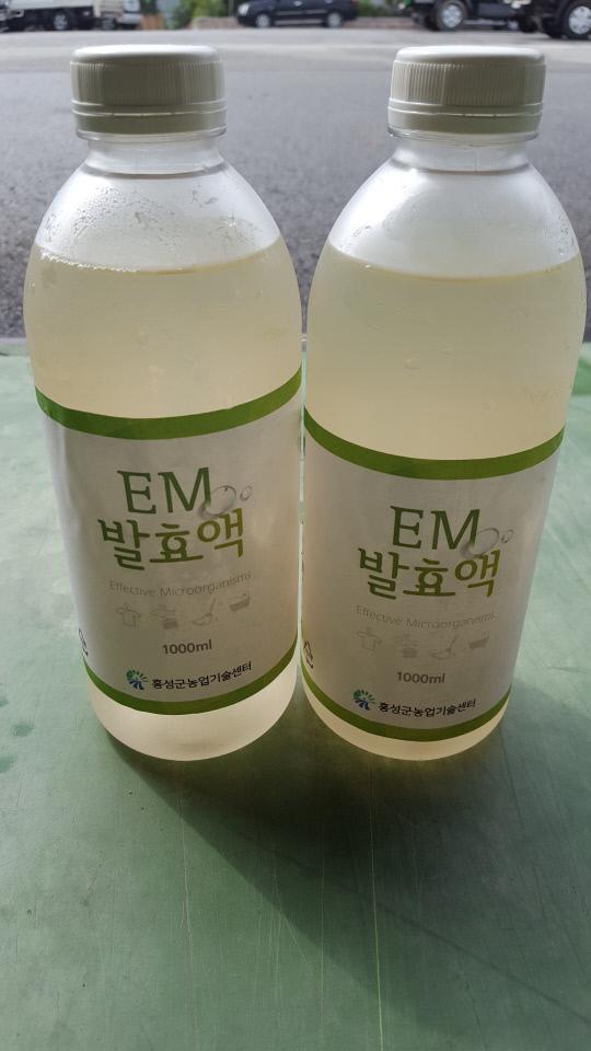 홍성군농업기술센터가 생산한 유용미생물 EM 발효액. 사진=홍성군 제공 
