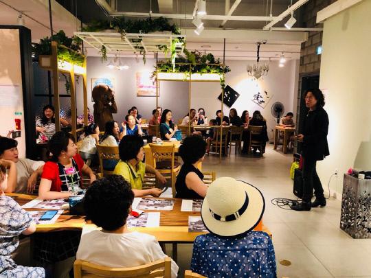 18일 오전 대전 대덕구의 한 식당에서 동안미소한의원 주최, 창립 11주년 기념 `여름비 음악회`가 진행되고 있다. 사진=동안미소한의원 제공
