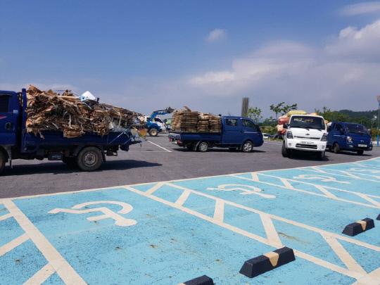 수거된 재활용품을 실은 트럭들이 경진대회장인 부여종합운동장으로 집결 하고 있다.사진=새마을부여군지부 제공
