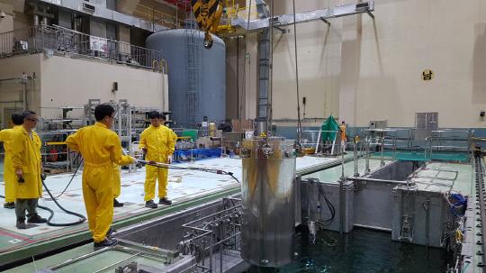 한국원자력연구원 연구원들이 연구용원자로 하나로 수조에서 핵분열 몰리브덴 표적을 캐스크에 담아 인출하고 있다. 사진=한국원자력연구원 제공
