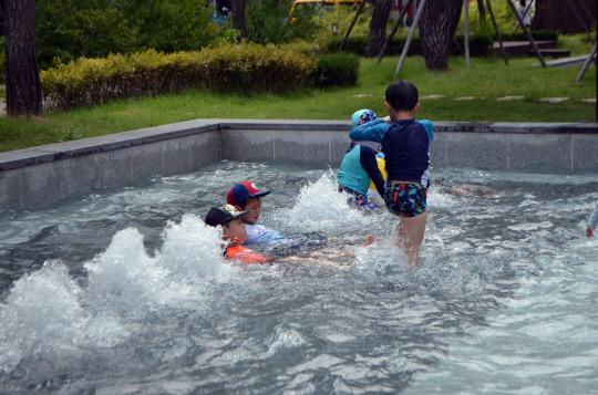 19일 폭염 특보가 대전과 세종, 충남 전역으로 확대된 가운데 대전 유성구 유성온천공원에 마련된 수경시설에서 어린이들이 물놀이를 하고 있다. 박영문 기자 
