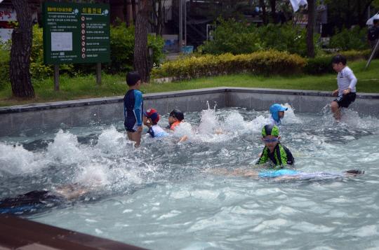 19일 폭염 특보가 대전과 세종, 충남 전역으로 확대된 가운데 대전 유성구 유성온천공원에 마련된 수경시설에서 어린이들이 물놀이를 하고 있다. 박영문 기자 
