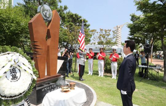 허태정 시장이 19일 서구 둔산동 보라매공원에서 열린 제6회 대전지구전투 전승기념식에 희생자들의 넋을 기리고 있다. 사진=대전시 제공
