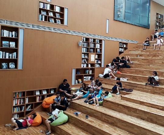 22일 천안시 `청수도서관`에서 시민들이 독서로 한여름 무더위를 잊고 있다. 사진=윤평호 기자
