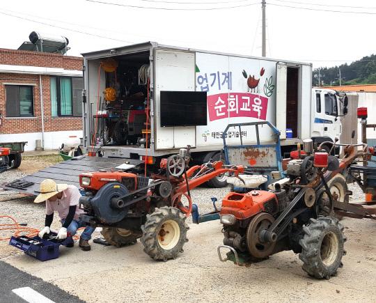 태안군이 실시 중인 농기계 순회수리교육이 지역 농업인의 큰 호응 속에 순조롭게 추진되고 있다. 사진은 상반기 순회수리교육 모습.사진=태안군 제공

  
