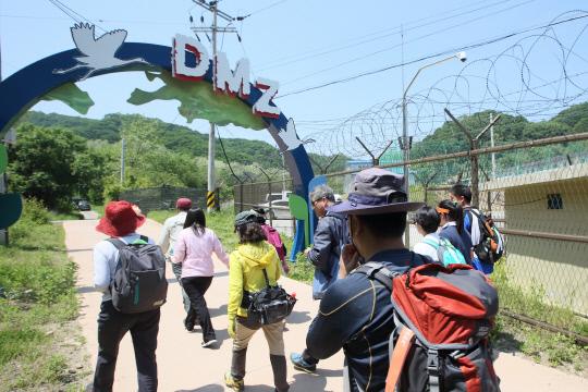 철원 DMZ생태평화공원을 찾아온 관광객들