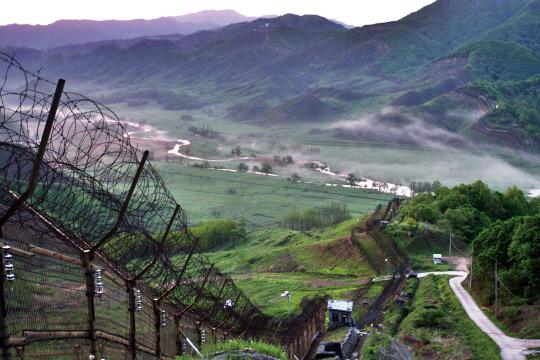 철원 생창리 DMZ 철책에 운무가 드리워져 있다