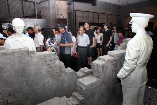고성 DMZ 박물관을 구경하는 시민들의 모습