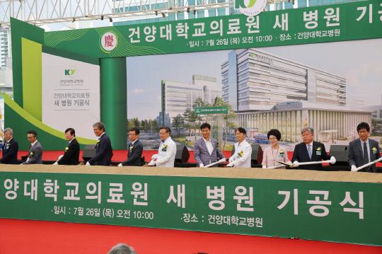 26일 대전 서구 관저동 제 2병원 건립부지에서 열린 새 병원 기공식에서 참석자들이 시삽을 하고 있다. 사진 = 건양대병원 제공  
