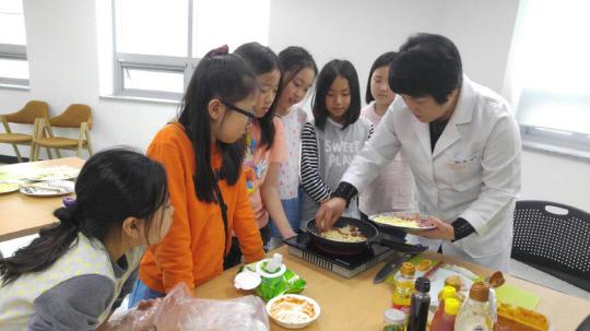 요리분야 마을교사가 학생들에게 요리 수업을 진행하고 있다. 사진=세종시교육청 제공