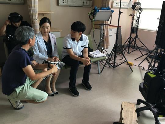 영화 `대전블루스`에 출연 배우들이 박철웅 감독(왼쪽)에게 연기 지도를 받는 모습.  사진=서지영 기자
