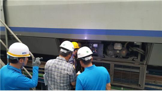 폭염이 지속되자 코레일 직원들이 KTX 고속열차 점검을 벌이고 있다.
사진=코레일 제공
