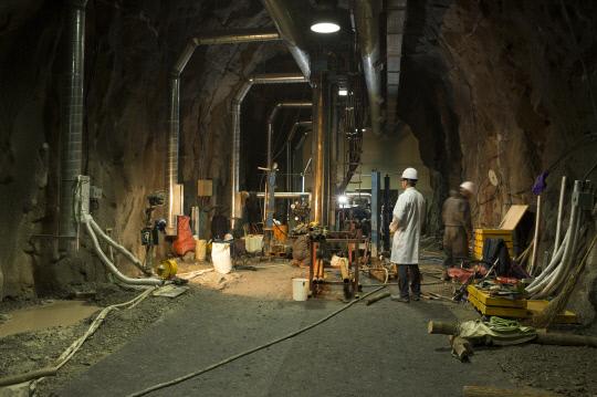 한국원자력연구원 지하처분시설 연구모듈에서 연구원들이 실험장비를 살펴보고 있다. 사진=한국원자력연구원 제공
