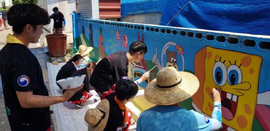 7일과 8일 진행된 바다가꿈 행사에 참여한 재능기부자들이 조개부리 마을에서 벽화를 그리고 있다. 사진=농어촌공사 제공
