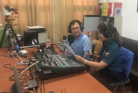 서산경찰서는 최근 전통시장인 동부시장과 해미종합시장 방송스튜디오에서 범죄 예방을 위한 `누리폴 라디오`를 방송했다.
사진=서산서 제공
