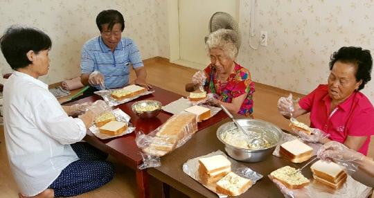 대한노인회 옥천군지회가 운영하는 9988행복나누미 사업인 요리수업이 푝염에 입맛을 잃은 어르신들로부터 큰 호응을 받고있다. 사진=옥천군 제공
