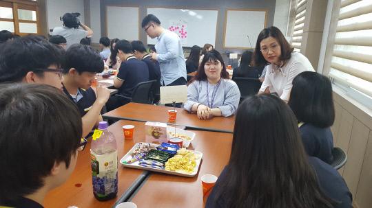 충남인터넷고등학교 학생들이 졸업생 연계 프로그램인 선배와의 대화에 참여하고 있다. 사진=충남인터넷고등학교 제공 
